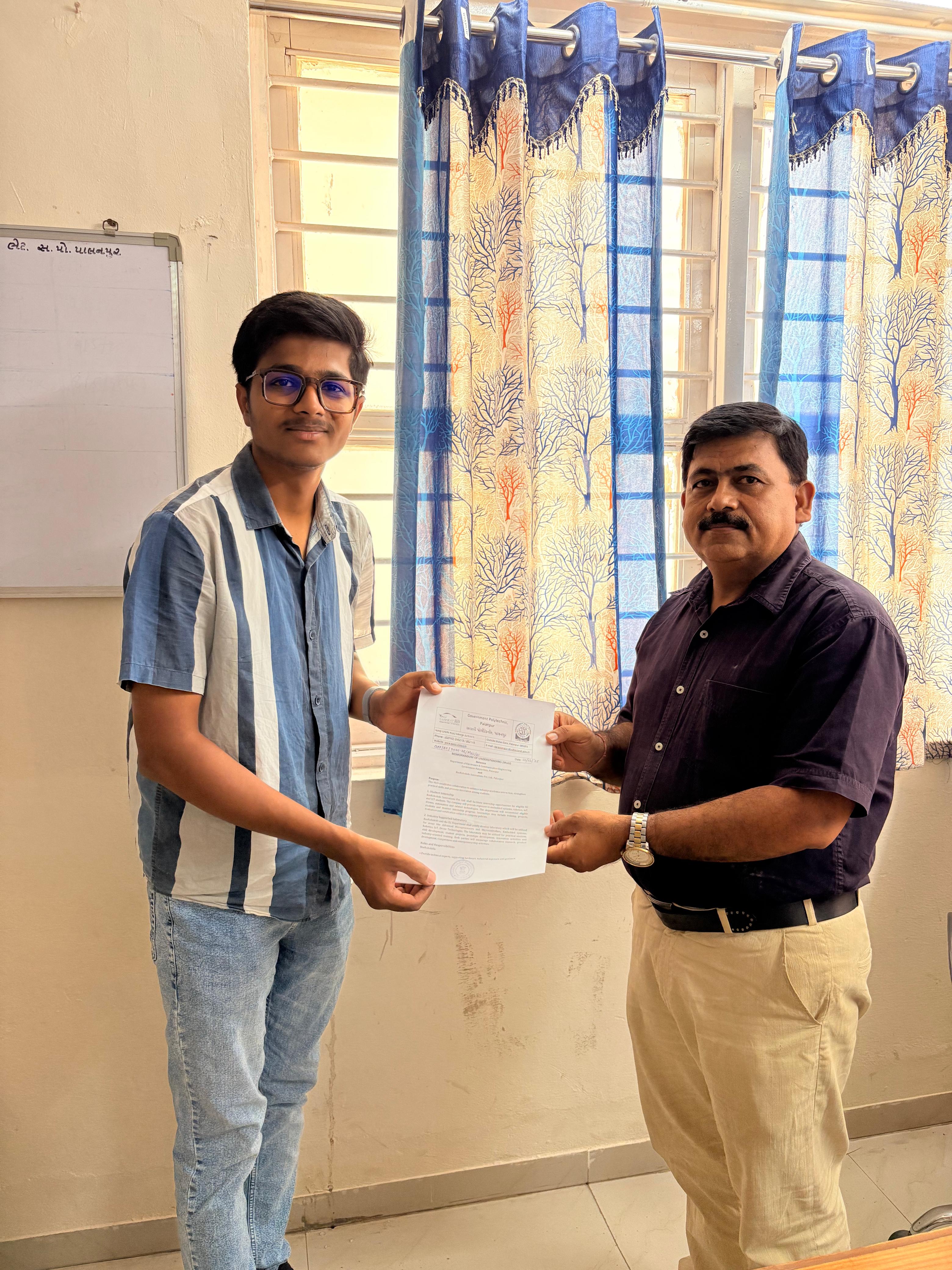 Mr. Rishabh Prajapati, Co-Founder, BeeRobokids Innovations, exchanging the signed 2025-26 MoU with EC Department